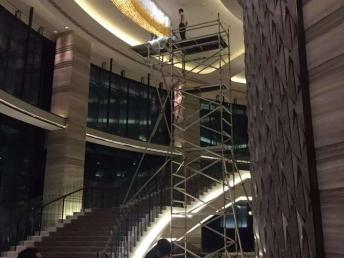 图 租售厂房安装建设 消防吊顶专用电动剪叉式液压升降平台脚手架 广州租赁